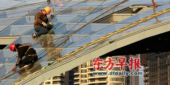 今后，上海還將限制處于人流密集、流動性大的區(qū)域內的建筑物安裝玻璃幕墻。徐曉林 早報資料